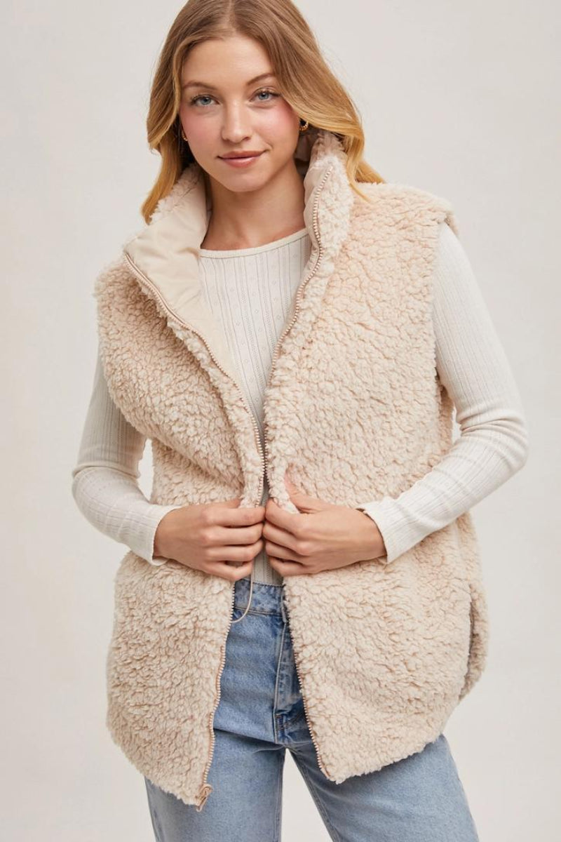 BLUIVY REVERSIBLE PUFFER AND SHERPA VEST - FRONT VIEW